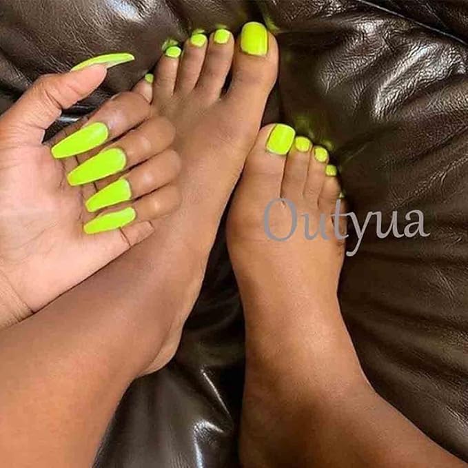 Solid Square Fake Toenails matte Press on Toe Nails Short Acrylic False Toes Nails Artificial Beach Full Cover Toenail for Women and Girls 24Pcs (Yellow)