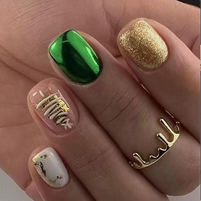 Christmas Press on Nails Short Square Fake Nails Christmas Tree False Nails Gold Glitter Full Cover Stick on Nails Winter Xmas Acrylic Nail for Women Manicure Nail Decoration