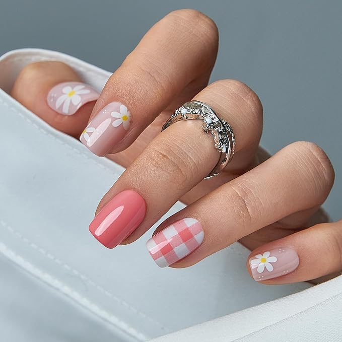 CurvLife Press On Nails Short Square Pink Gingham Daisy, Glossy Soft Gel Fake Nails, Reusable Salon Look Manicure for Women Teens Beginners, 30pcs, Daily Wear Work Party