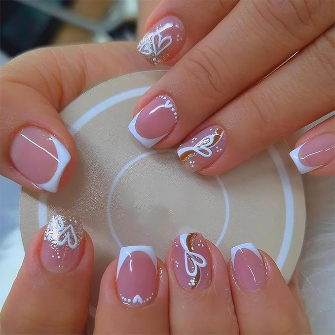 RTKHFZE Short Press on Nails Square White French Tip Fake Nails Glitter Acrylic Nails Valentine Day False Nails with Heart Designs Glue on Nail Glossy Artificial Nail for Women 24Pcs