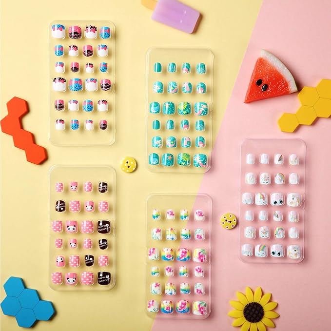 120 Pieces Kids Press on Nails Children Fake Artificial Nails Girls Full Cover Short False Christmas Fingernails for Girls Kids Design Decoration(Little Girl)