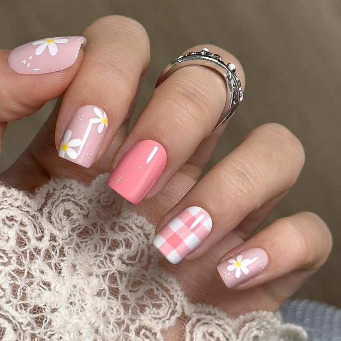 CurvLife Press On Nails Short Square Pink Gingham Daisy, Glossy Soft Gel Fake Nails, Reusable Salon Look Manicure for Women Teens Beginners, 30pcs, Daily Wear Work Party