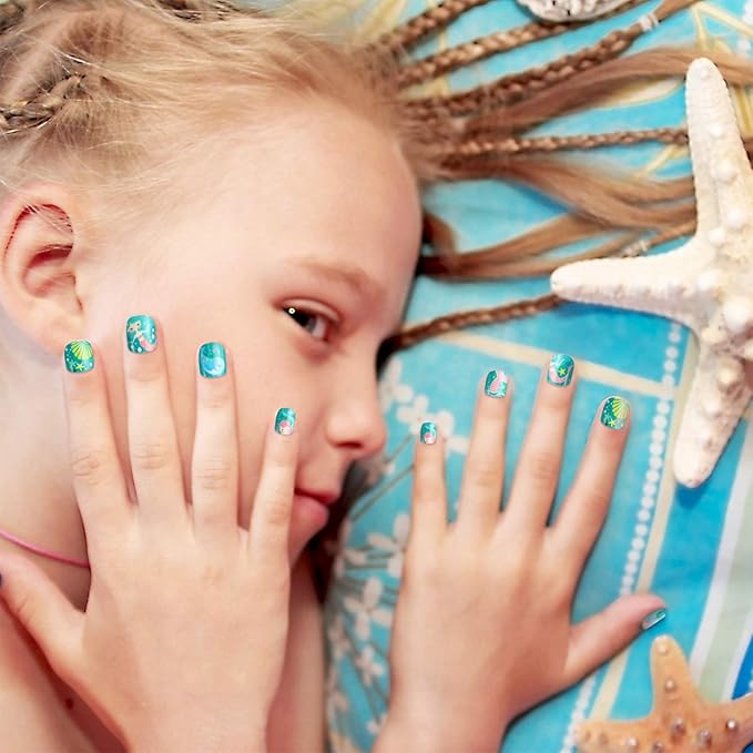 120 Pieces Kids Press on Nails Children Fake Artificial Nails Girls Full Cover Short False Christmas Fingernails for Girls Kids Design Decoration(Little Girl)