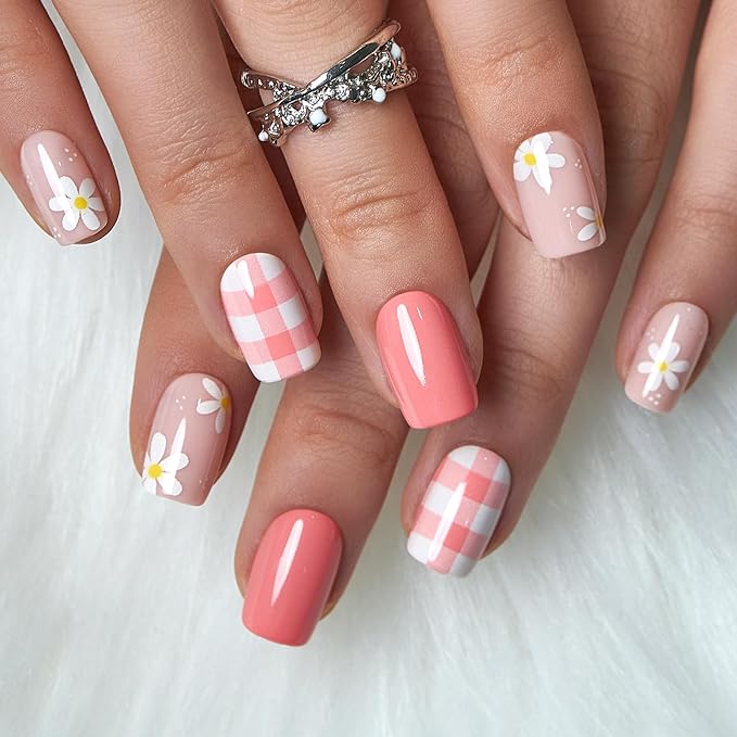 CurvLife Press On Nails Short Square Pink Gingham Daisy, Glossy Soft Gel Fake Nails, Reusable Salon Look Manicure for Women Teens Beginners, 30pcs, Daily Wear Work Party