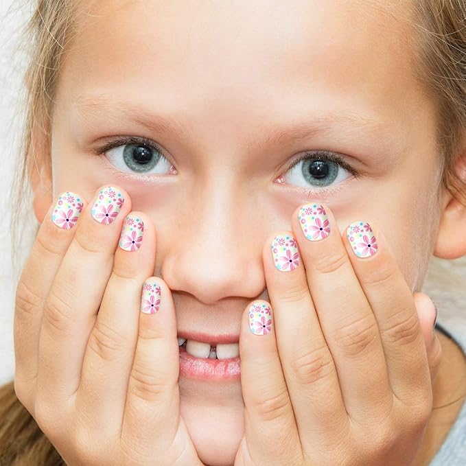 120 Pieces Kids Press on Nails Children Fake Artificial Nails Girls Full Cover Short False Christmas Fingernails for Girls Kids Design Decoration(Sweet Pattern)