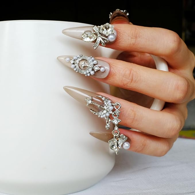 [GLORS] Luxury Press-On Nails, Nude False Nails with Rhinestones and Pearl Chain in Long Stiletto, 10 Pieces (M, LS)