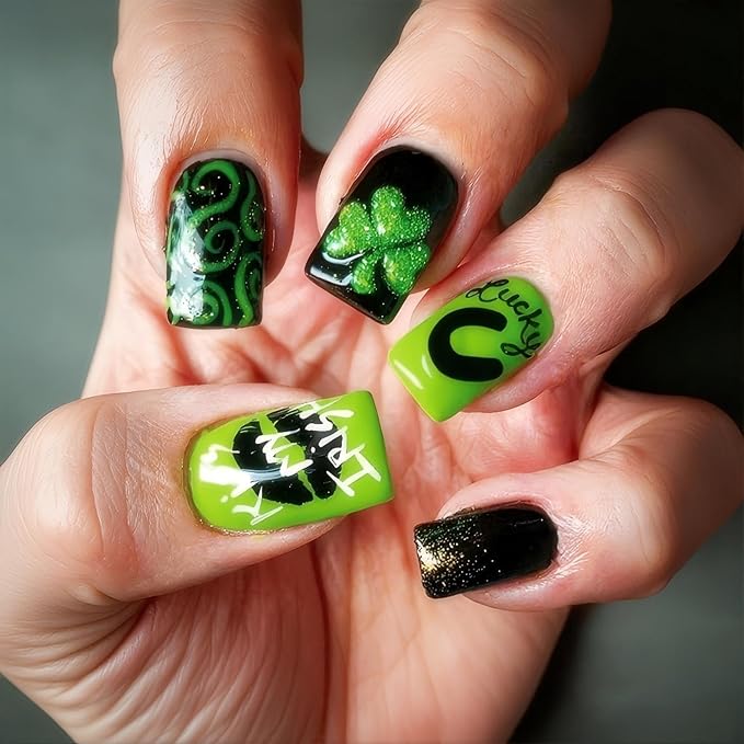 Short Square Press on Nails St. Patrick's Day Fake Nail with Winter Geen Designs False Nails Press Ons Gift for Women 24pcs