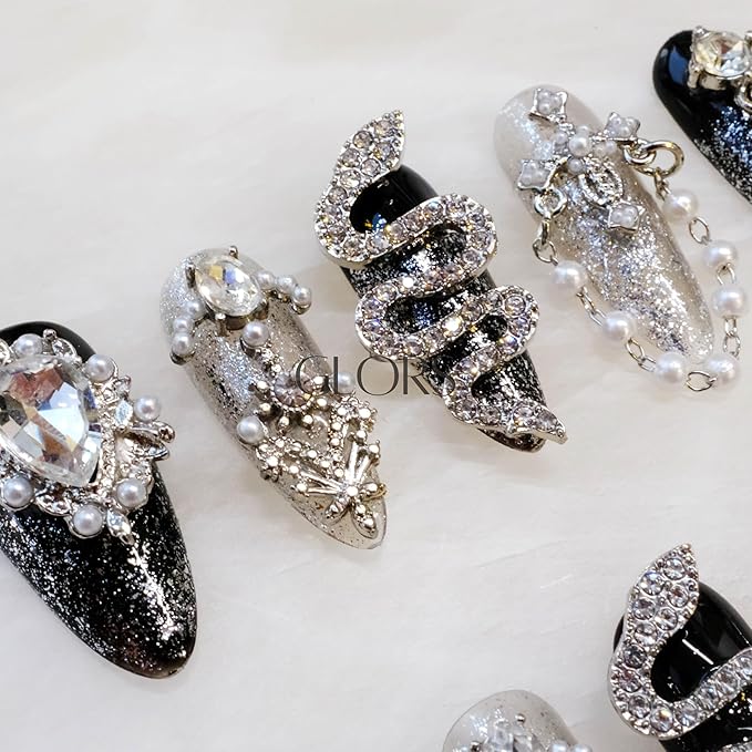[GLORS] BlackSerpent - Luxury Handcrafted Wearable Nail Art with Luxurious Diamonds, Pearl Chain, and Black Serpent in Long Stiletto (XS, LS)