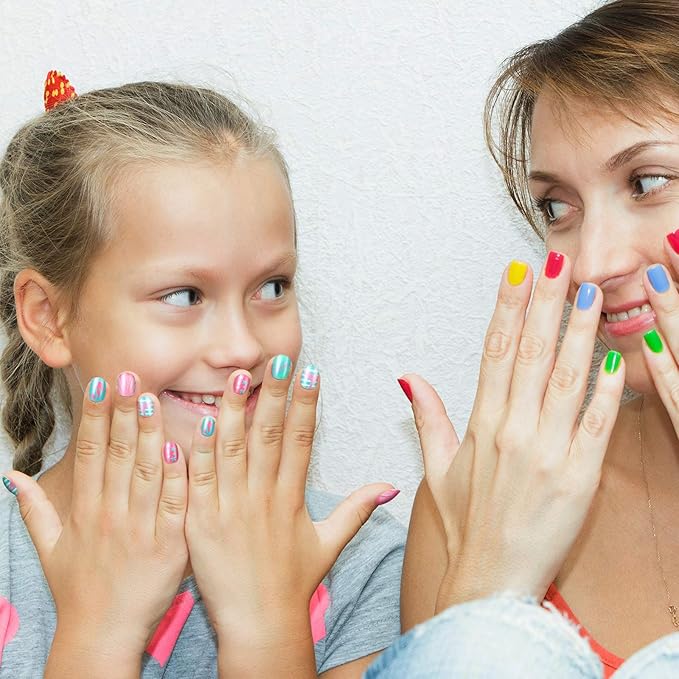 120 Pieces Kids Press on Nails Children Fake Artificial Nails Girls Full Cover Short False Christmas Fingernails for Girls Kids Design Decoration(Lovely Pattern)
